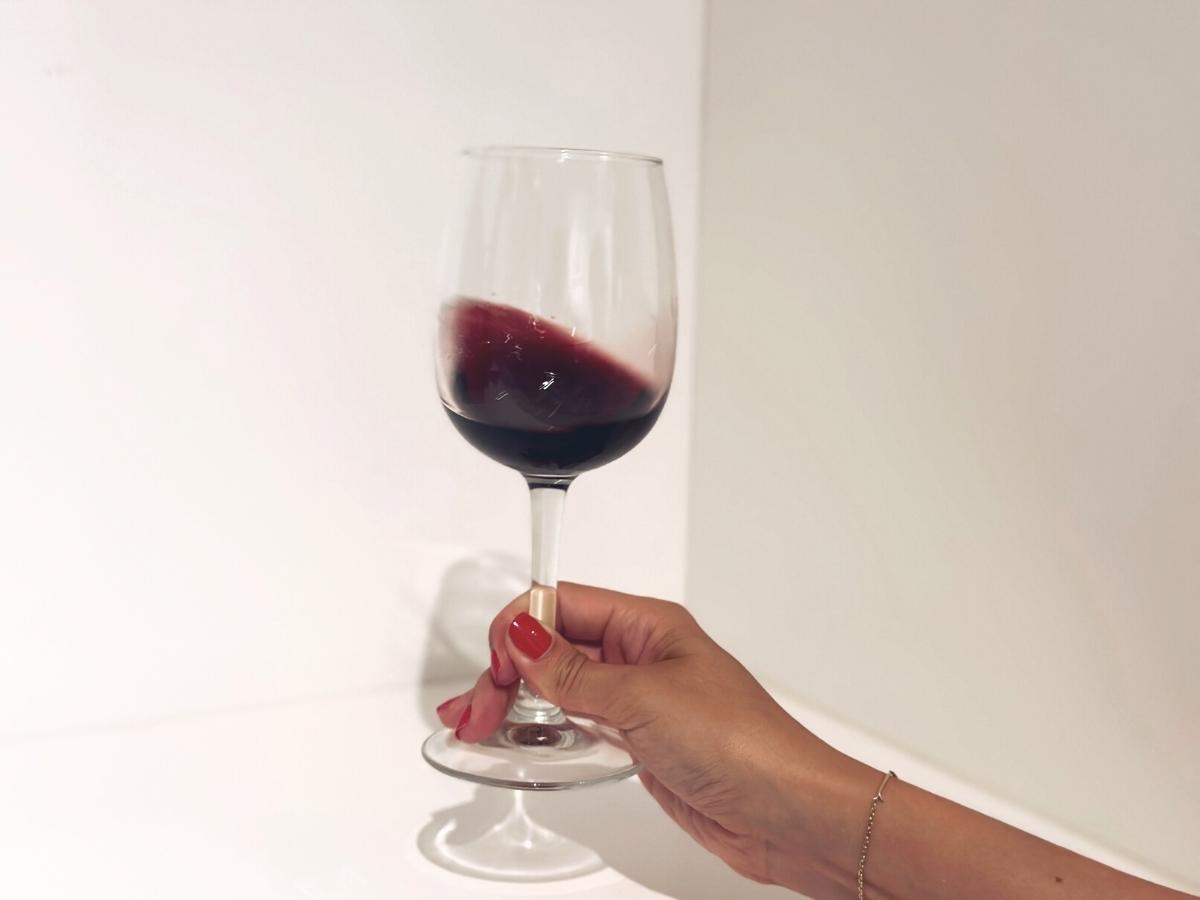 Vírenie pohára červeného vína.
