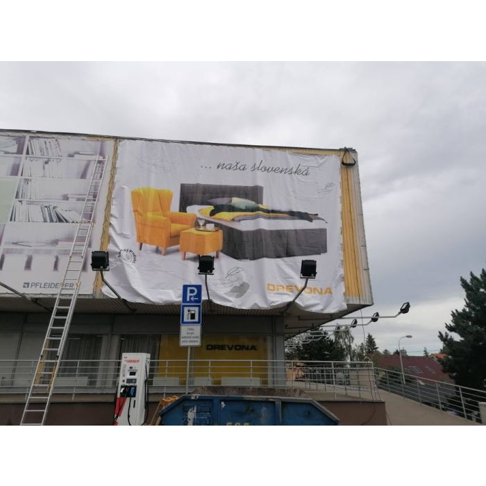 inštalácia banneru vo výške drevona