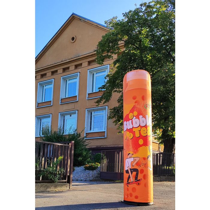 Reklamný stĺp oranžovej farby pri škole na Einsteinovej