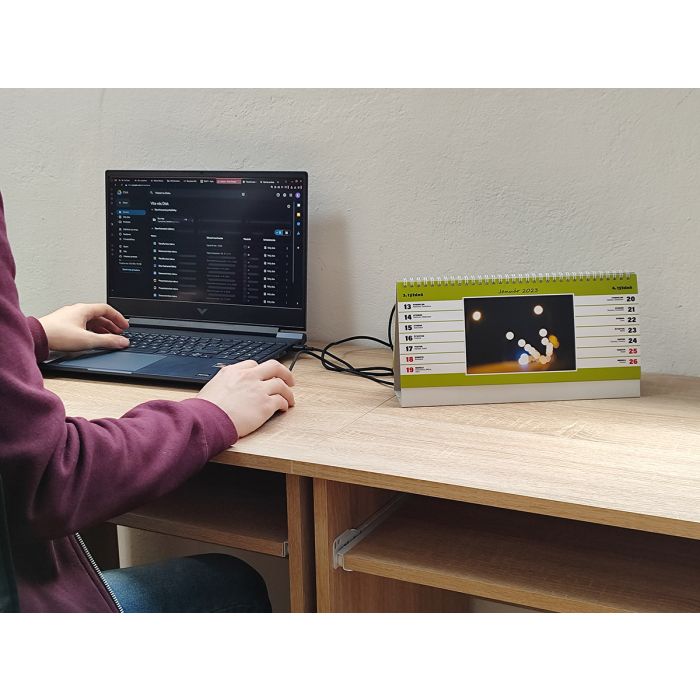 Kalendar na pracovnom stole