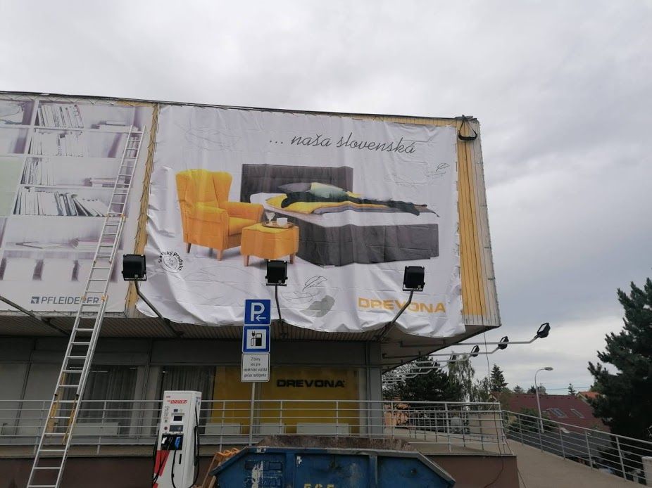 inštalácia banneru vo výške drevona