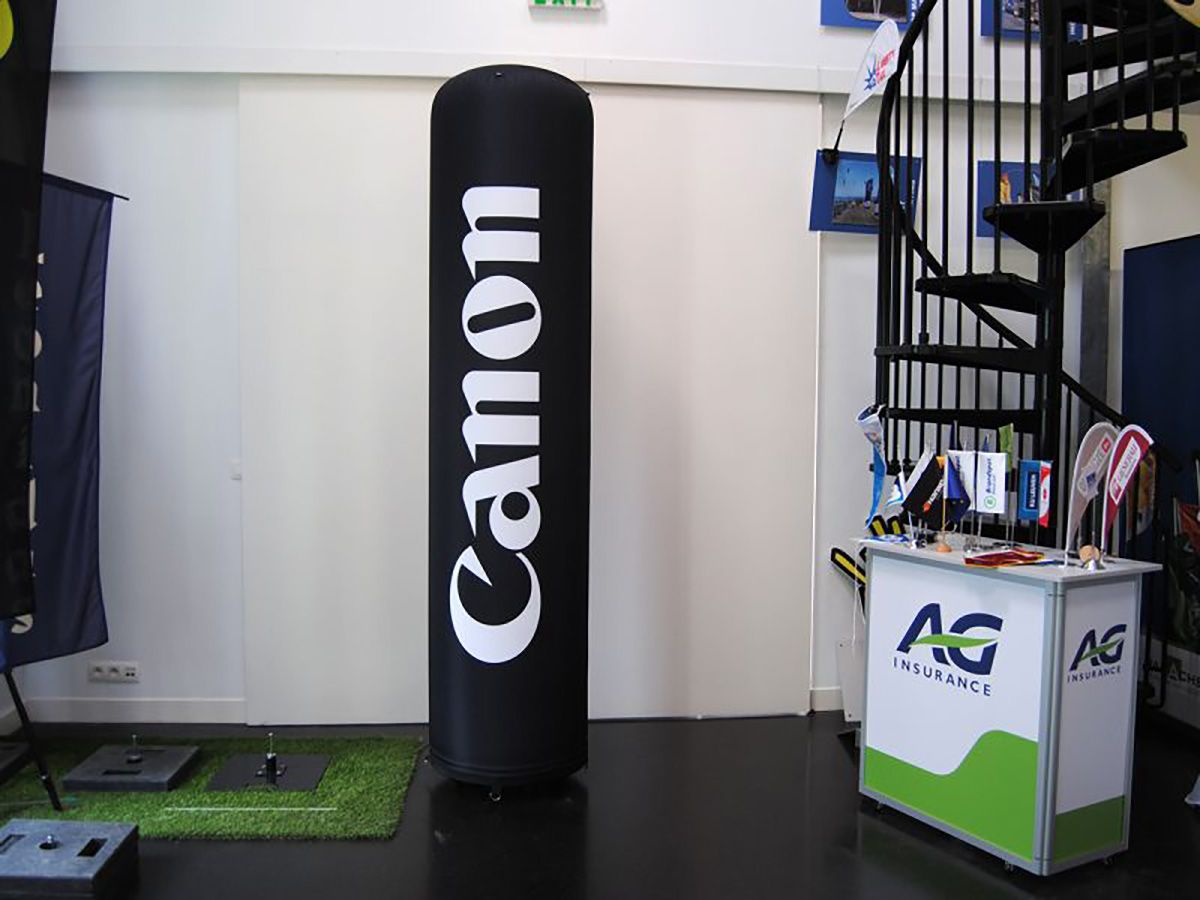 permanentne nafuknúknutý reklamný stĺp v predajni Canon