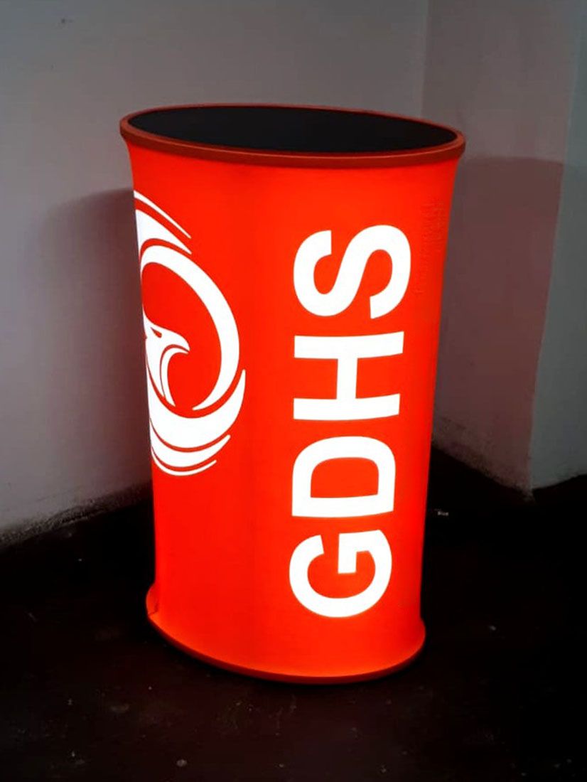Červený prezentačný stolík s LED podsvietením