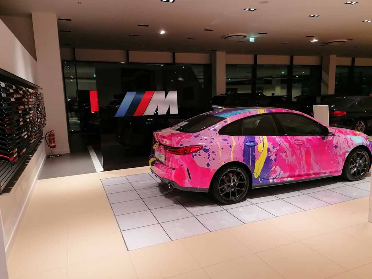 Mobilná podlaha v showroome s autom