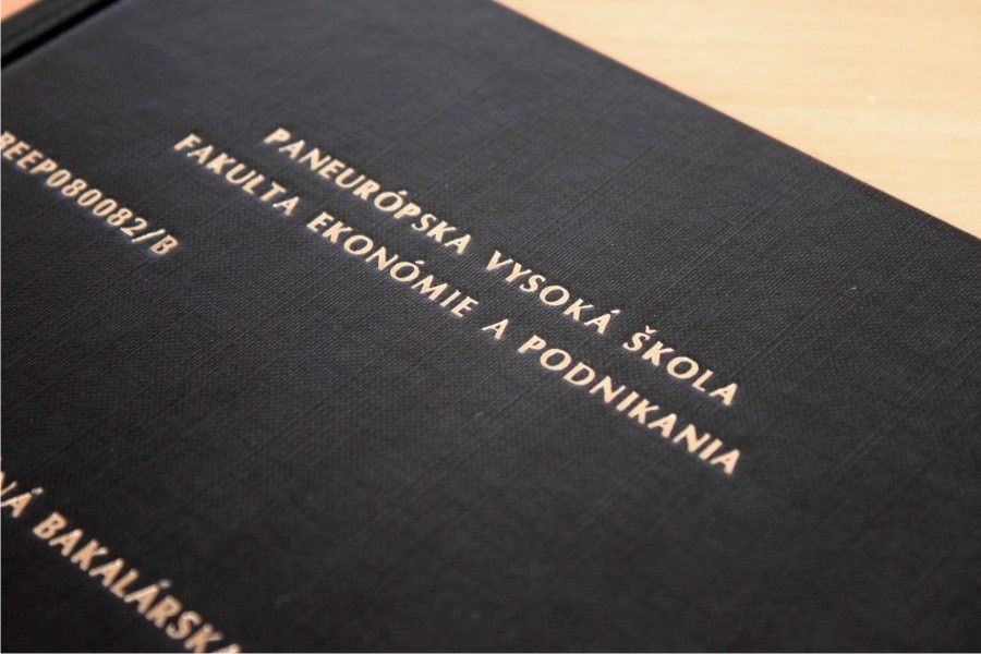 diplomovka čierne dosky so zlatým písmom