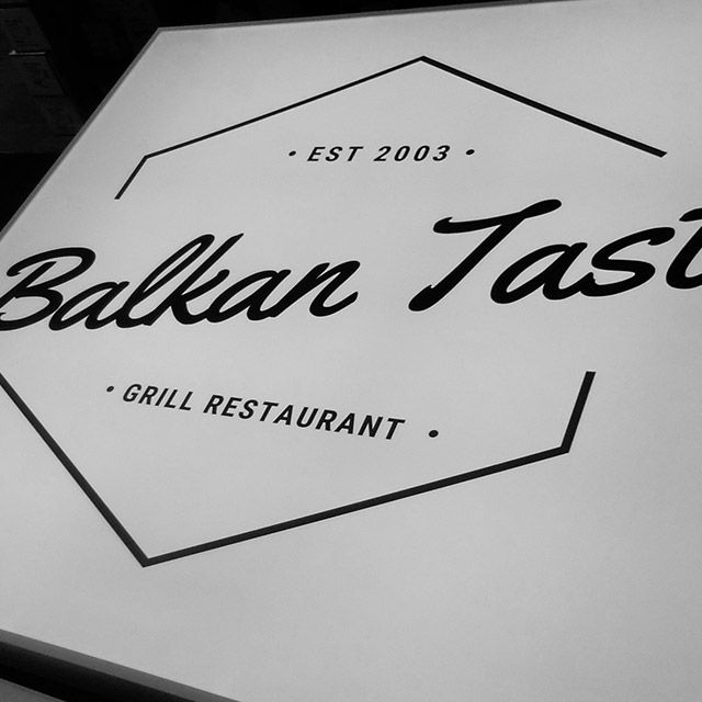 Podsvietený panel s potlačou na plexi