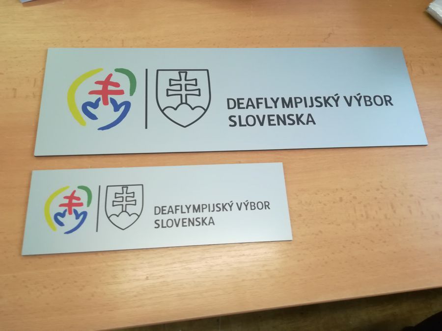 dve hliníkové reklamné tabule pre deaflympijský výbor slovenska