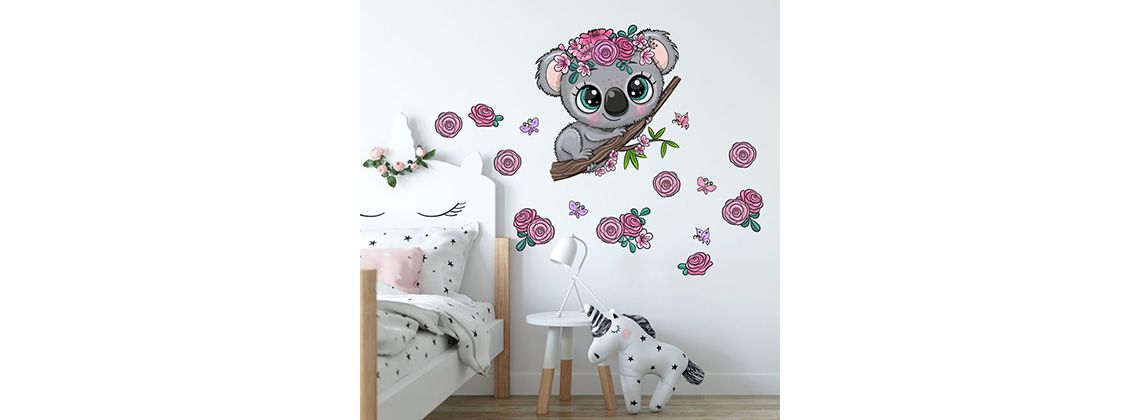 koala s kvitkami a motýľmi