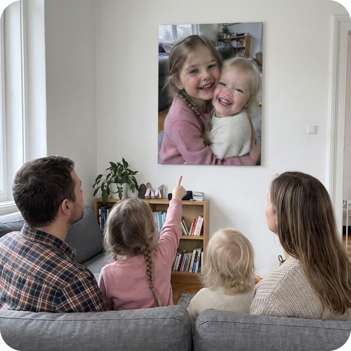 Foto na plátno v obývačke – rodina sa pozerá na obraz
