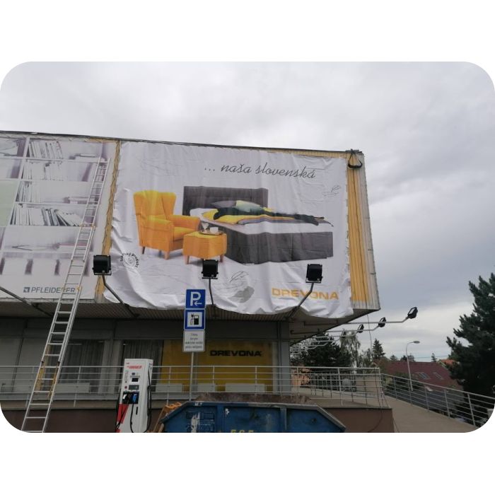 inštalácia banneru vo výške drevona