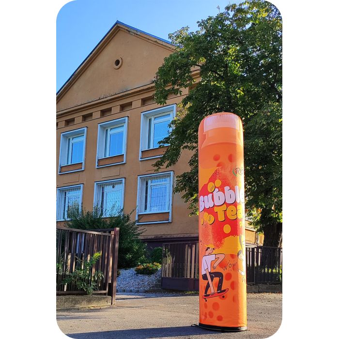 Reklamný stĺp oranžovej farby pri škole na Einsteinovej