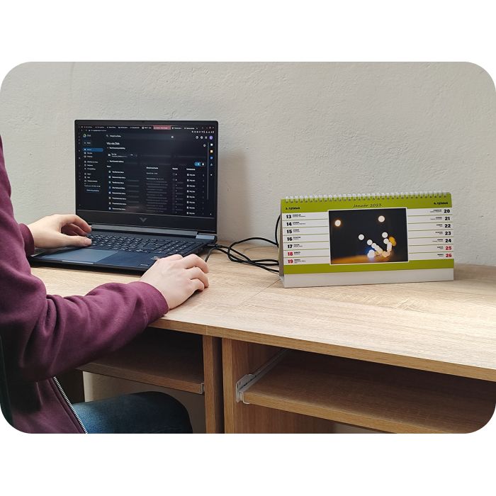 Kalendar na pracovnom stole