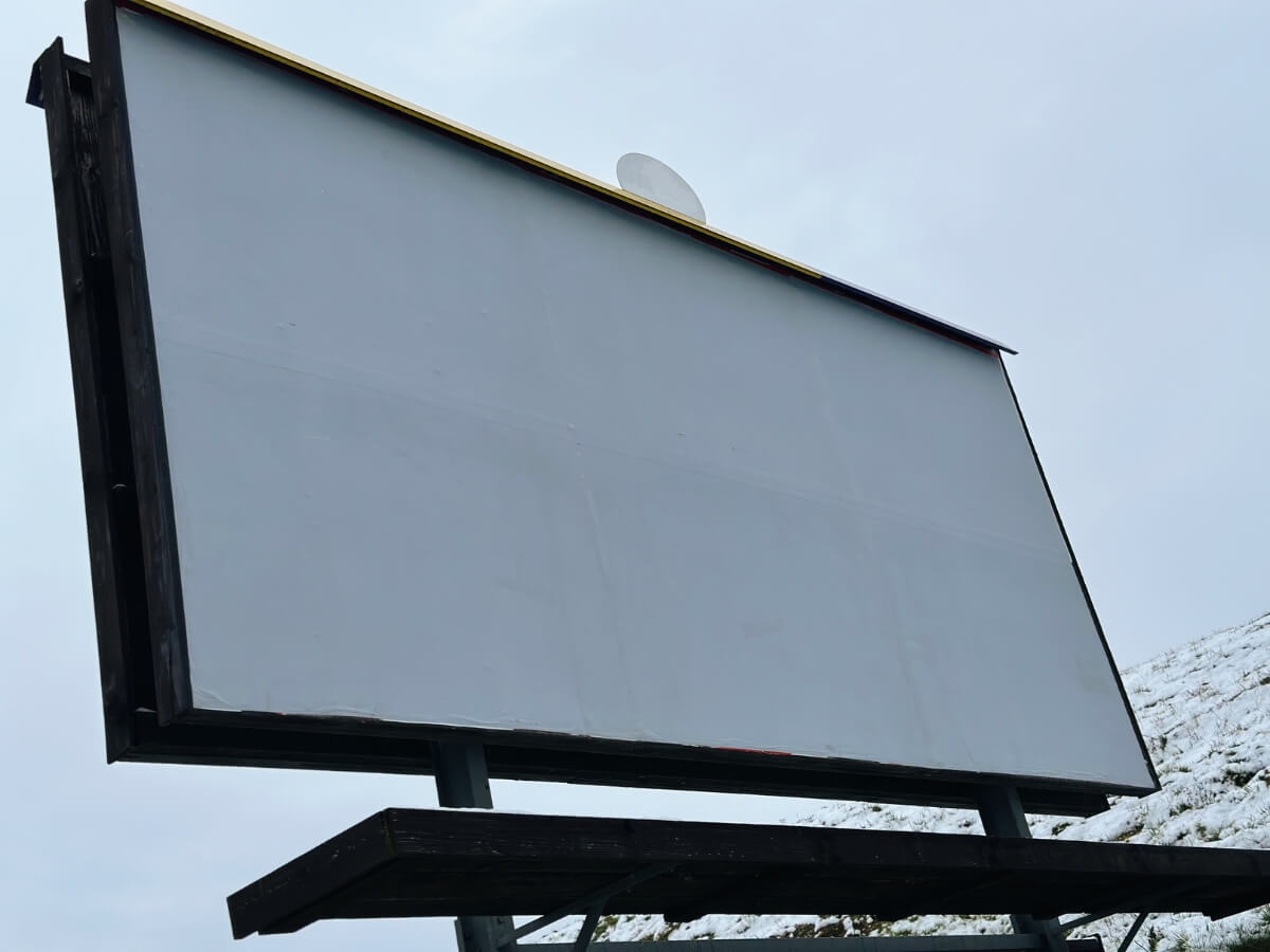 Prázdny biely billboard