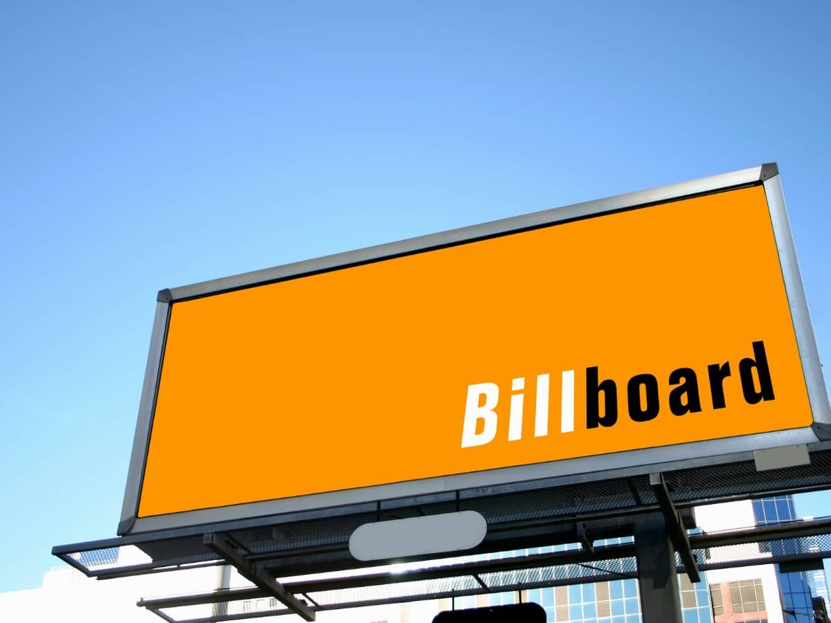 Veľký oranžový billboard v exteriéri.