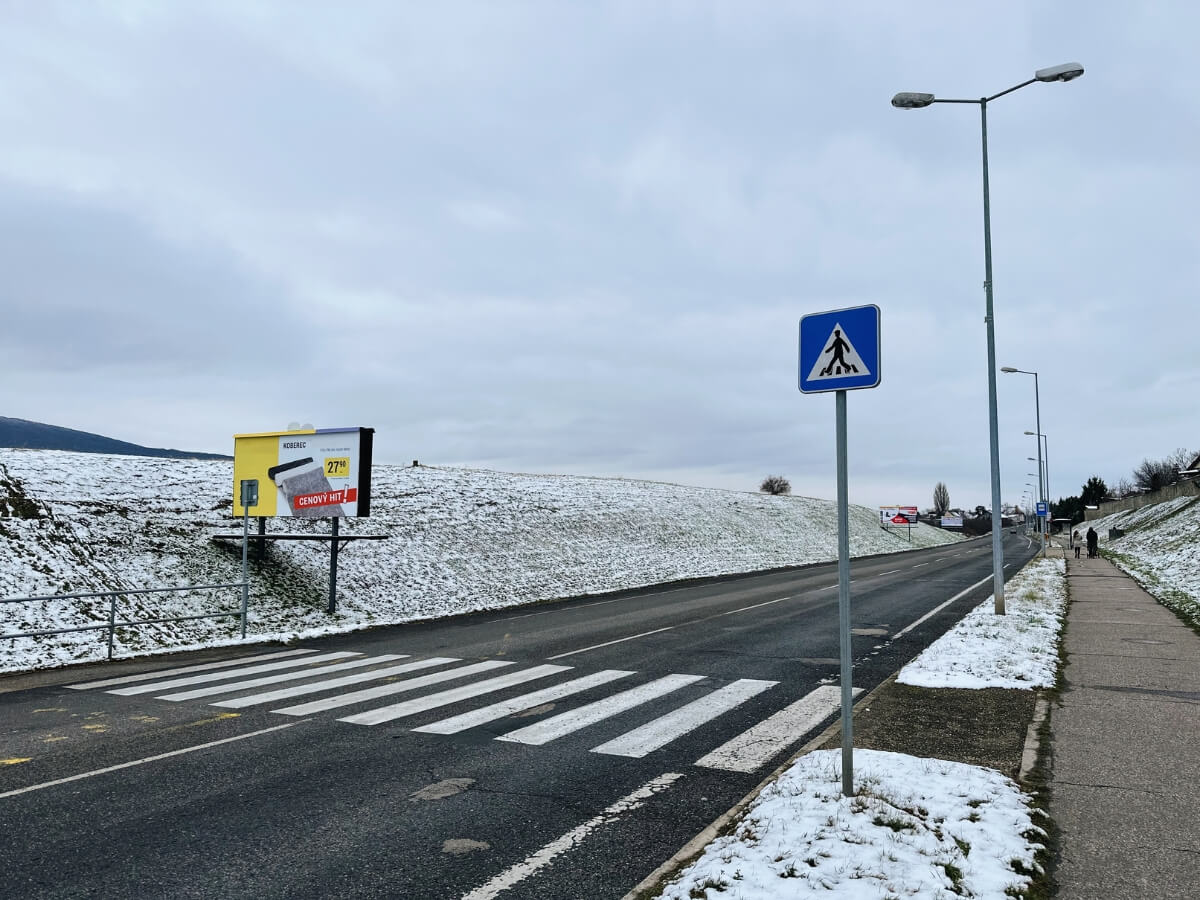 Billboardy umiestnené pri ceste.