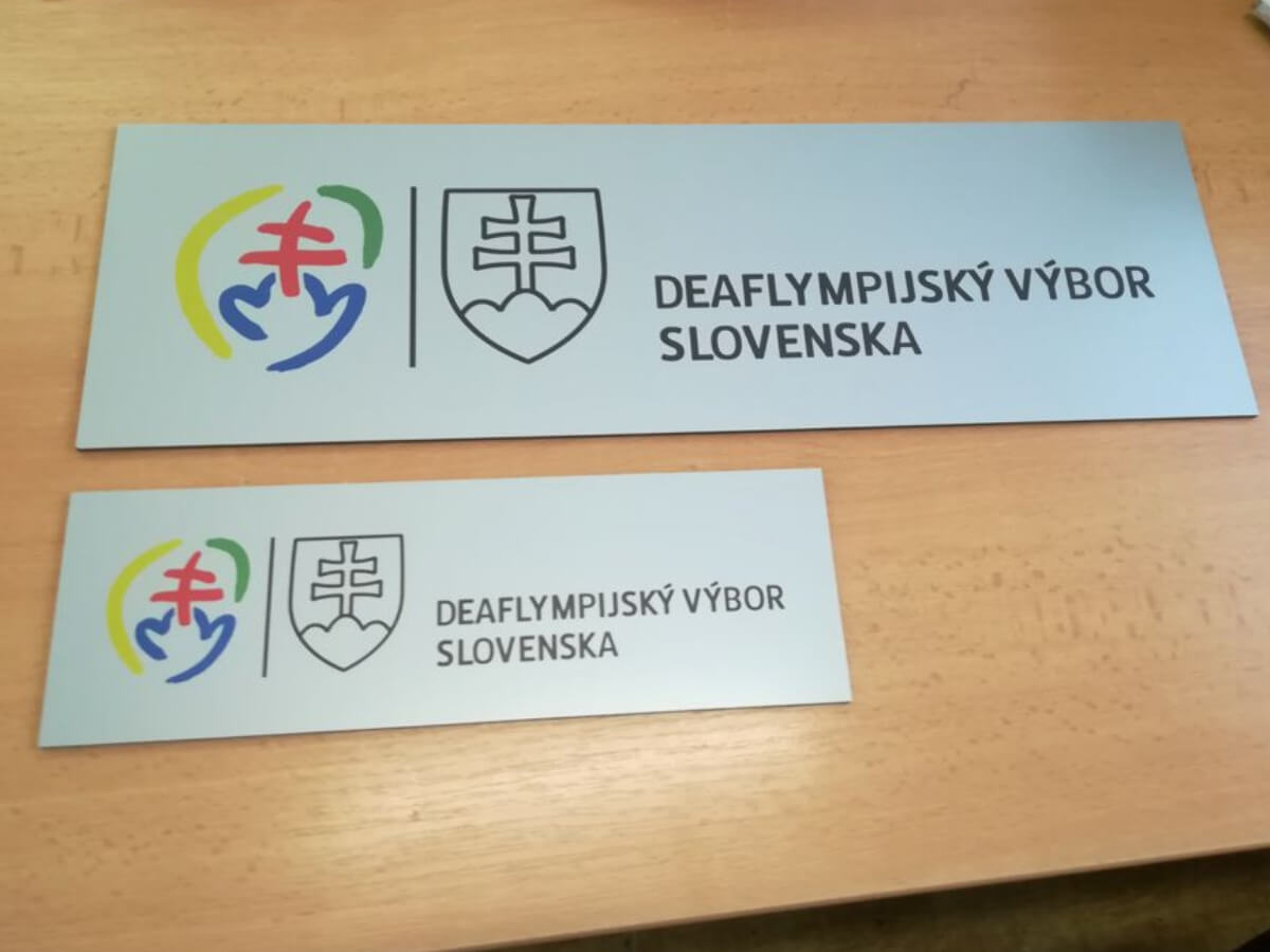 Nápis "Deaflympijský výbor Slovenska" s logom vytlačený na dvoch hliníkových Dibond tabuliach.