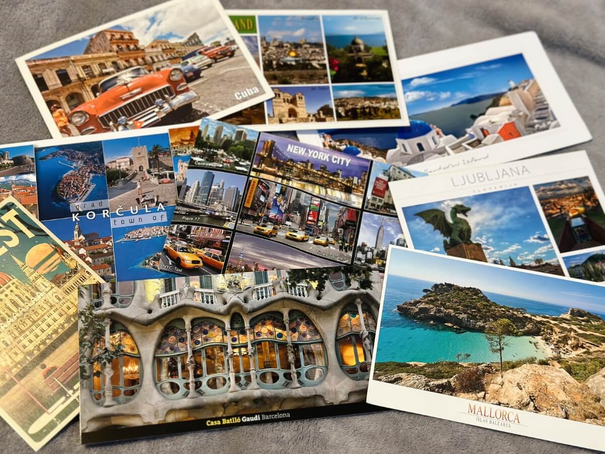 Rôzne pohľadnice z dovolenkových destinácií.