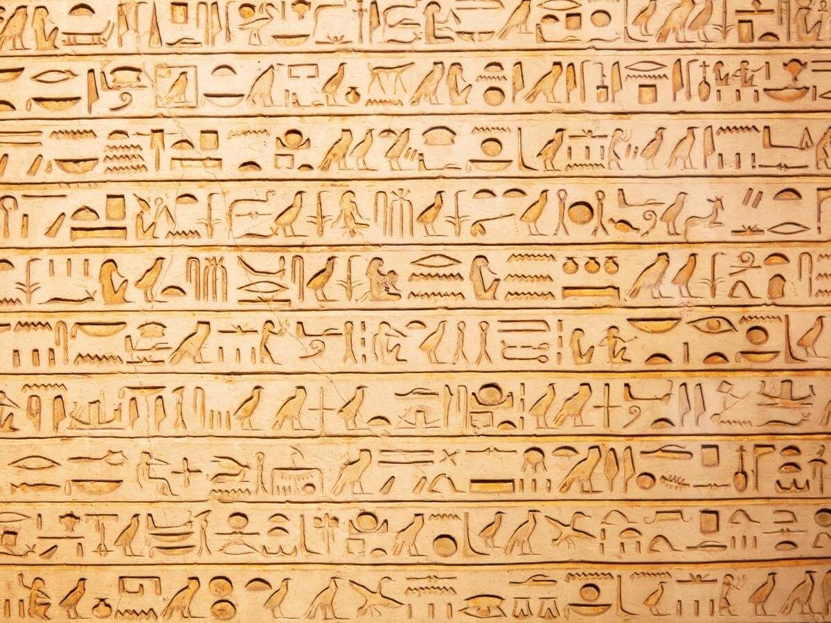 Egyptské hieroglyfy na stene.