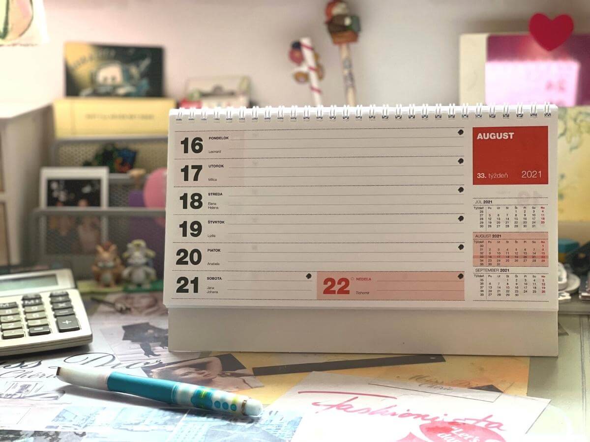 Stolový kalendár na rok 2021 v pracovni.