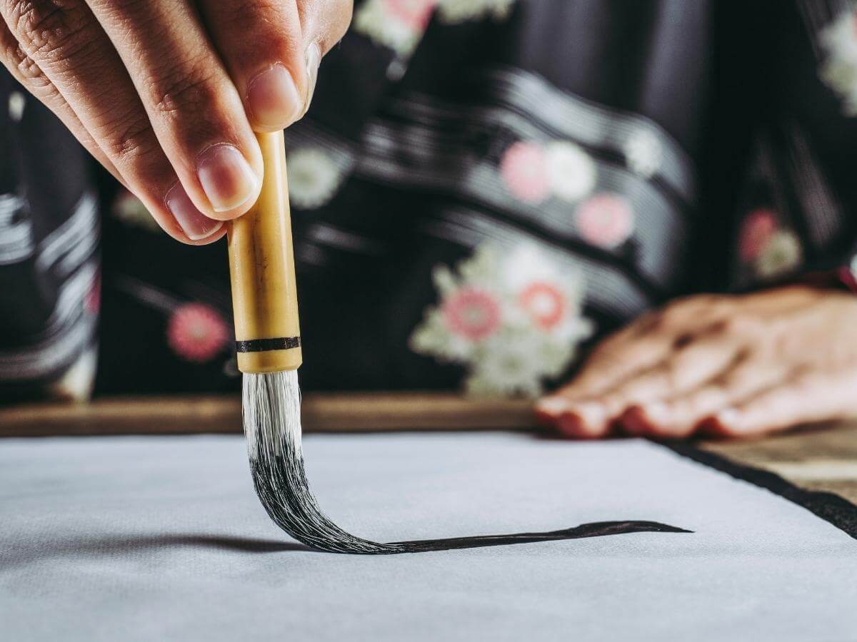 Japonská kaligrafia štetcom na ryžovom papieri.