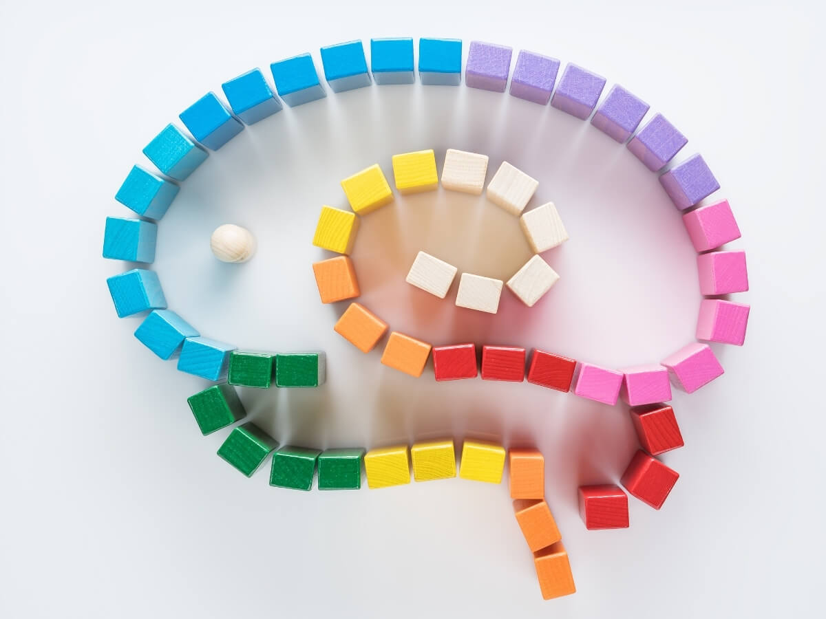 Farebné drevené kocky poskladané do tvaru mozgu.