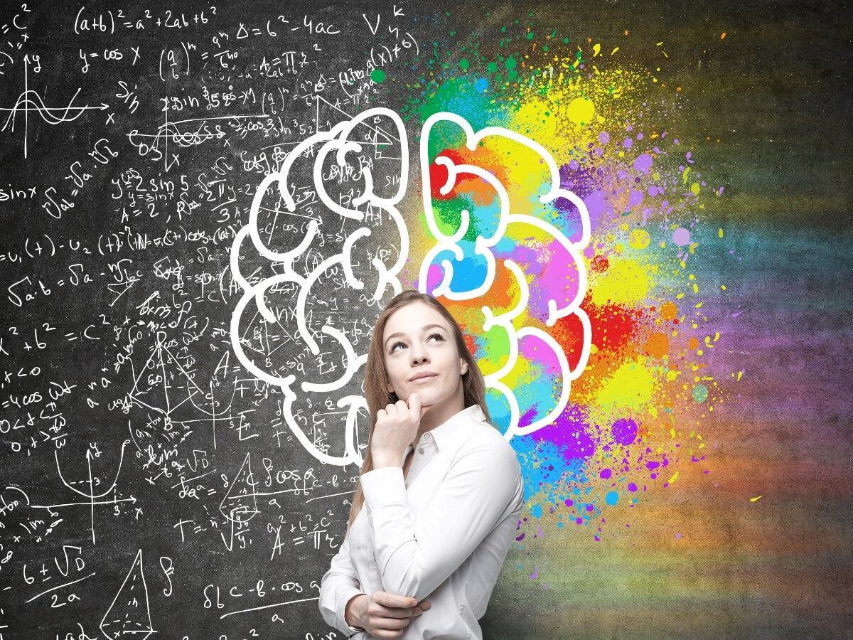 Žena rozmýšľa vedľa ilustrácie rozdelenia mozgových hemisfér.