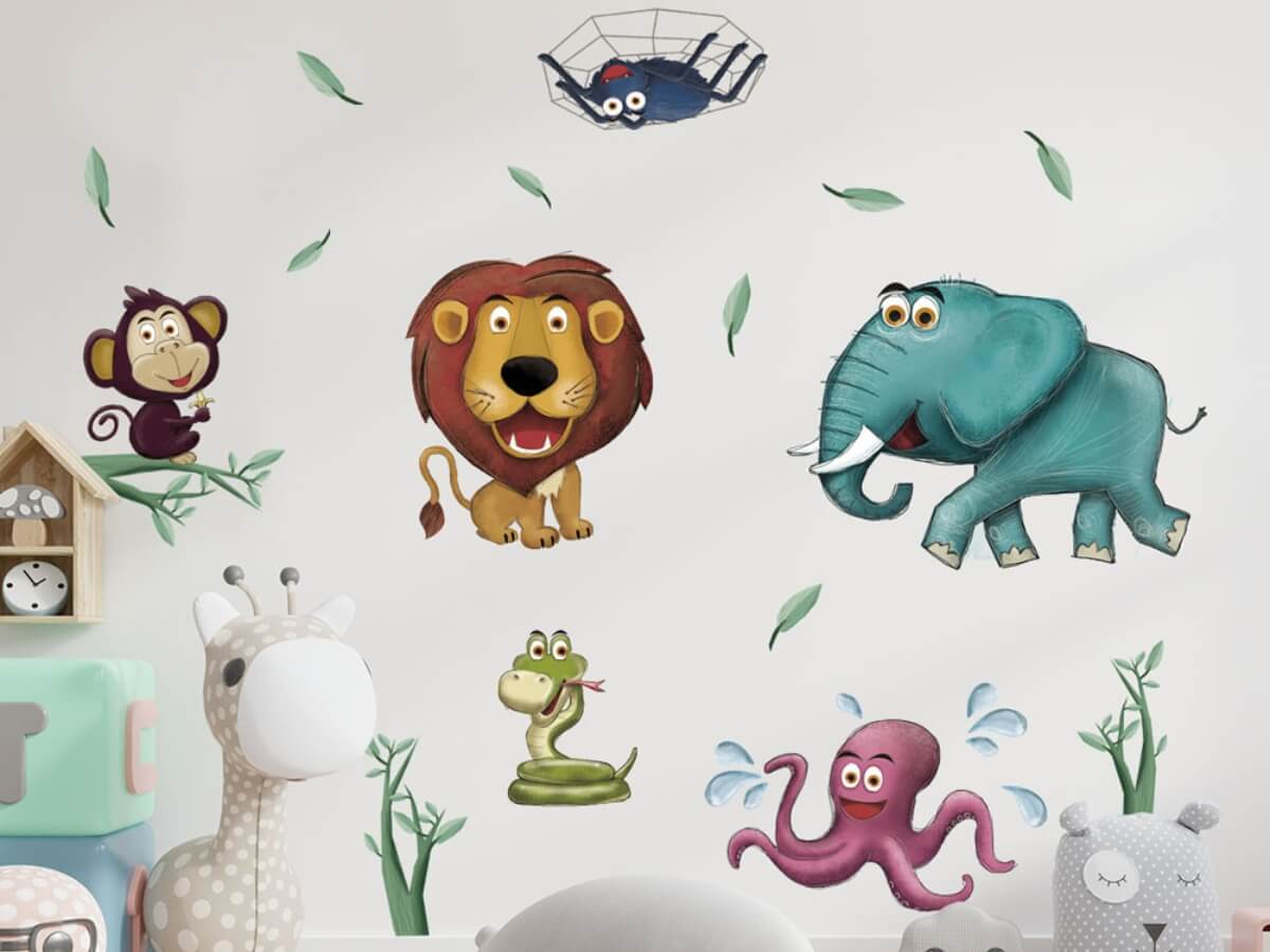 Opica, lev, slon, had, chobotnica a pavúk ako nálepky na stene detskej izby.