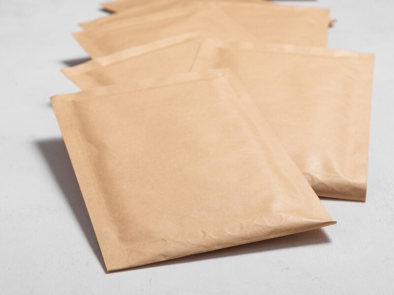 Nákladné obálky s bublinkami z recyklovaného hnedého papiera.
