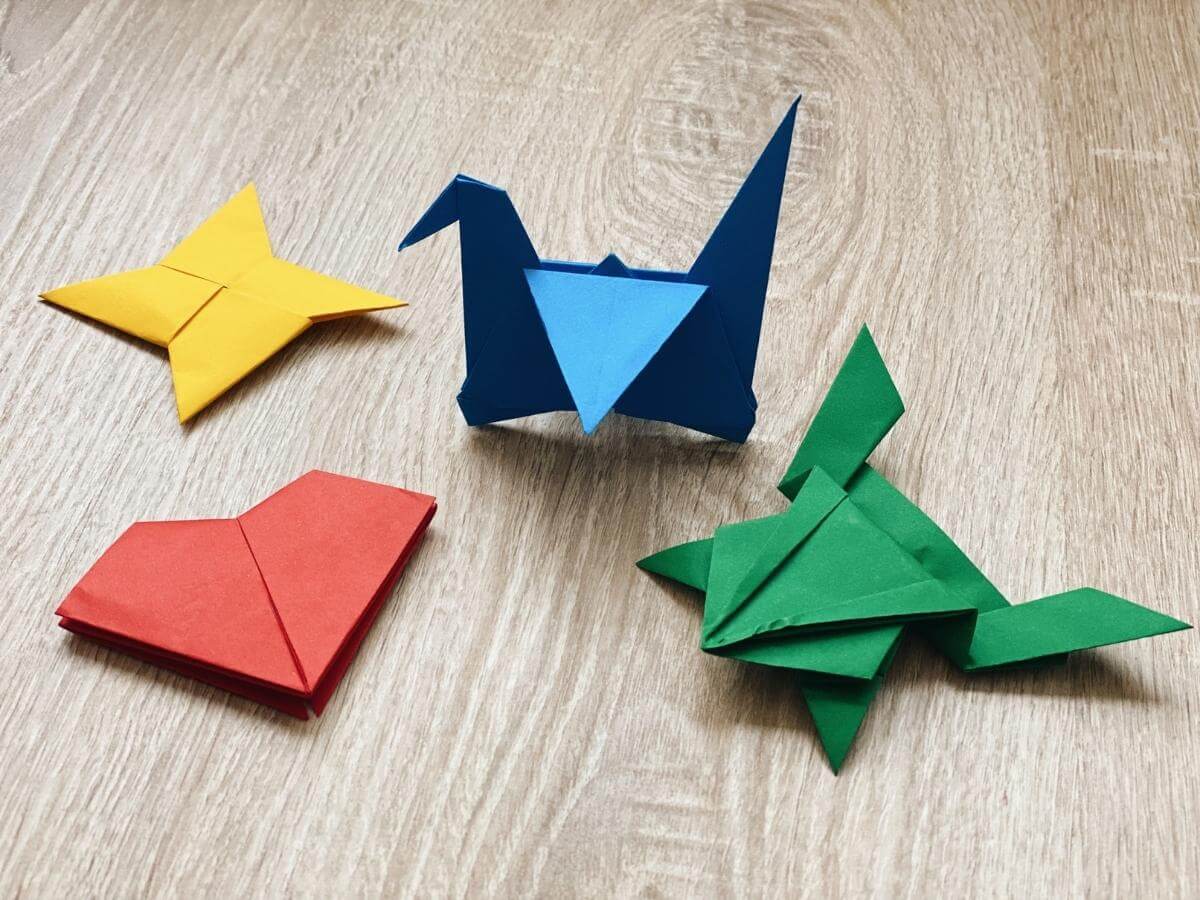 Postavené origami modely v tvare srdca, žaby, žeriava a hviezdy.