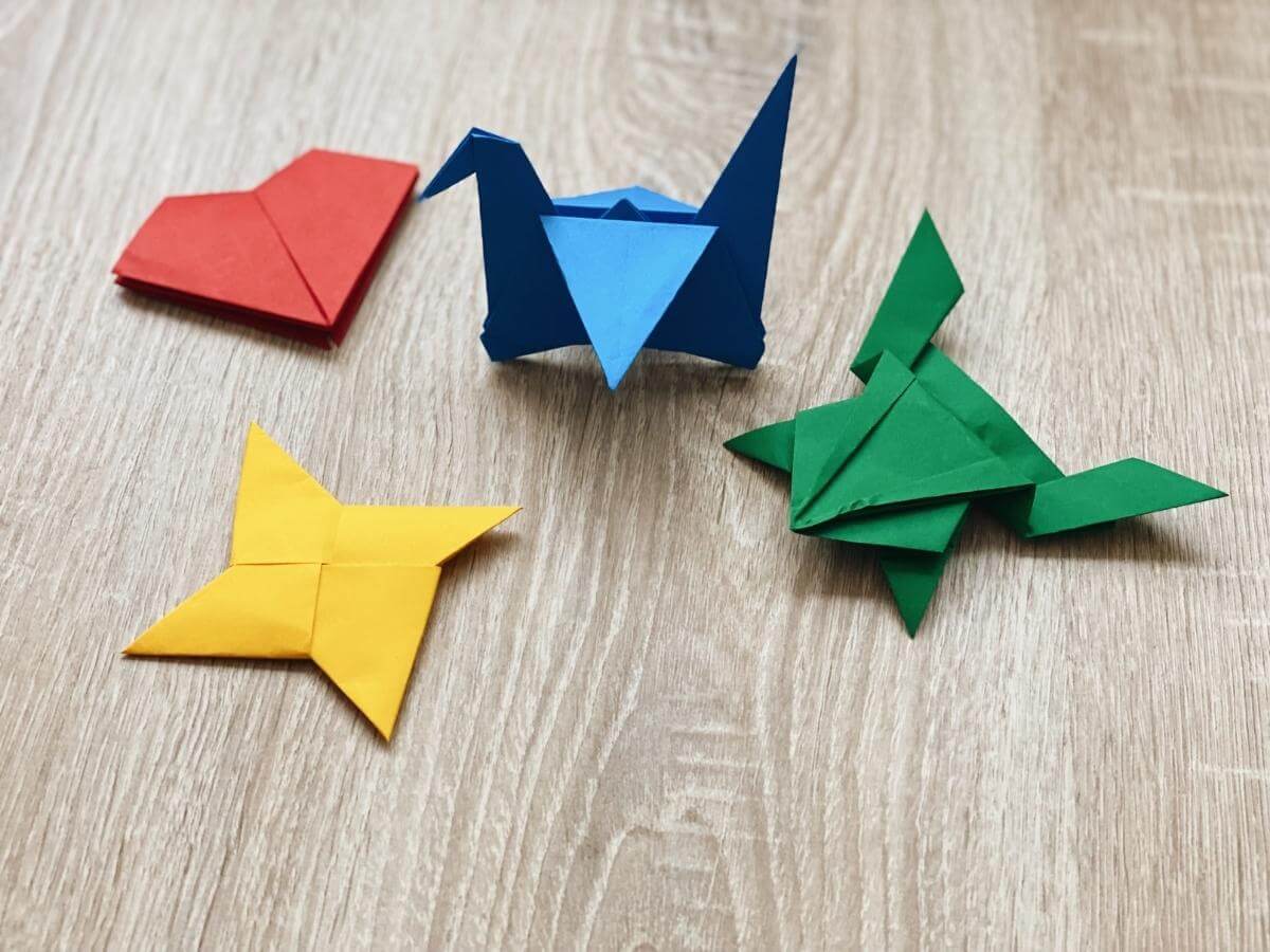 Hviezda, srdce, žeriav a žaba postavené z origami papiera.
