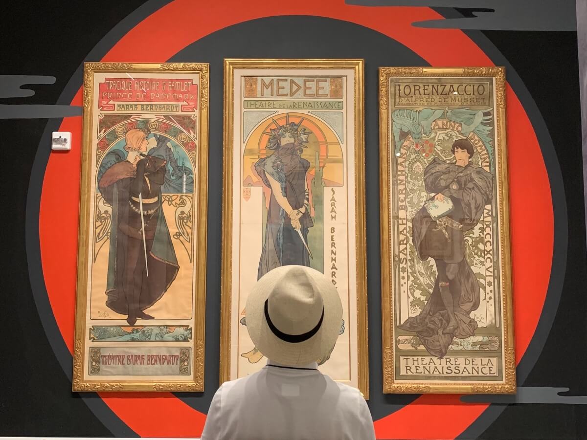 Plagáty Alfonsa Muchu na výstave plagátov v New Yorku. 