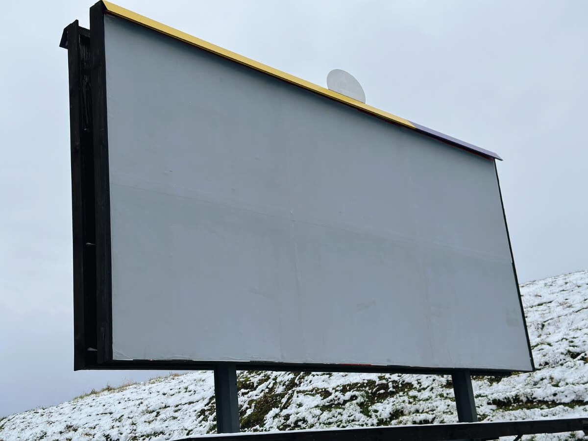 Prázdny billboard pri ceste.