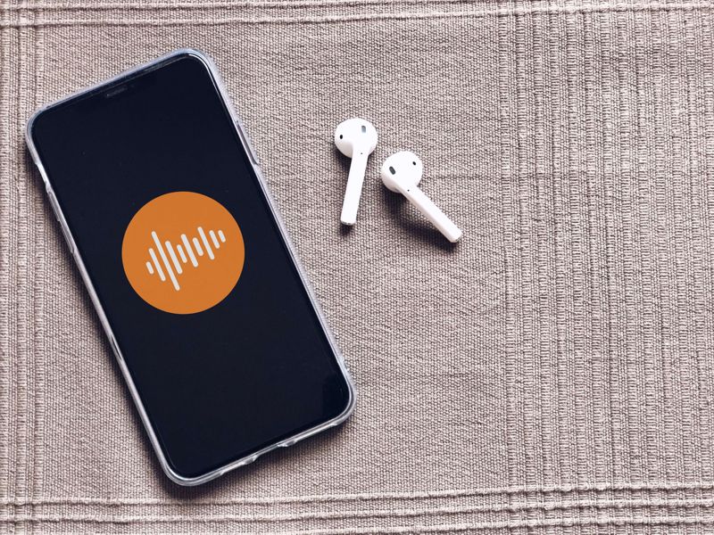 Smartphone a počúvanie podcastov.