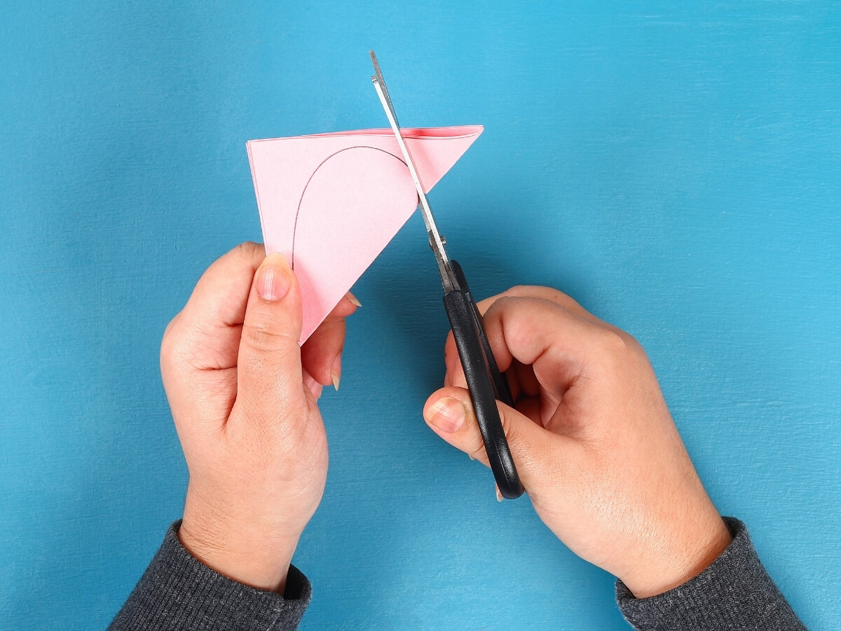 Strihanie srdiečka z ružového papiera.