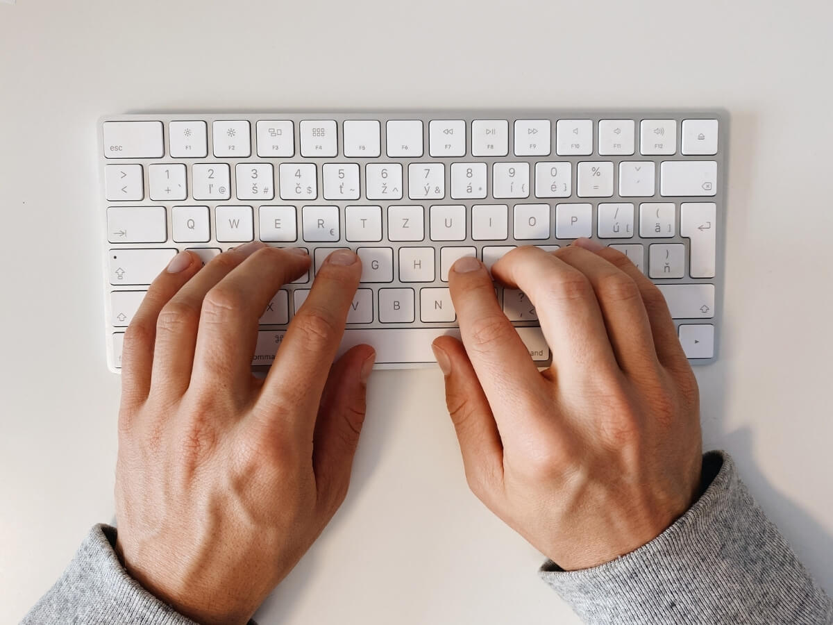 Ruky správne položené na klávesnici.