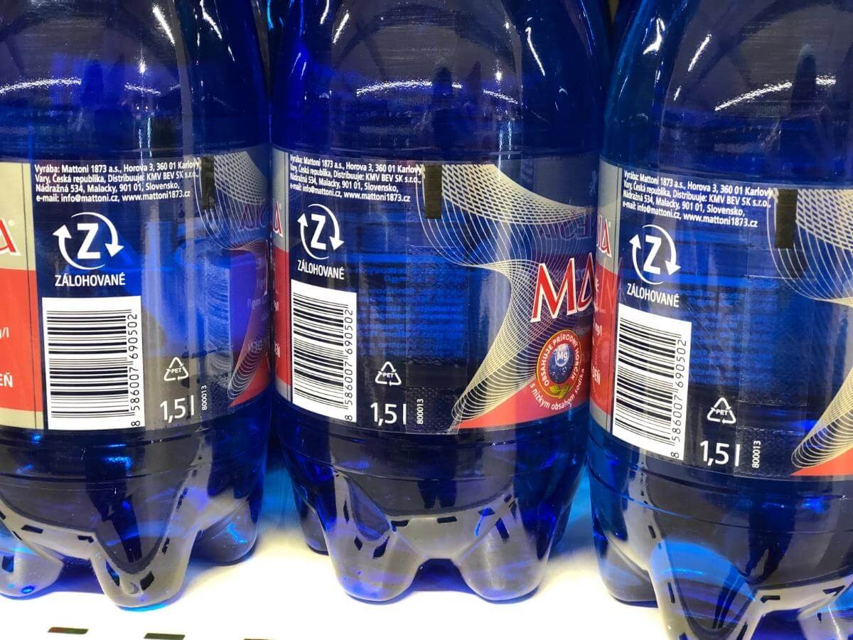 Nové označenie zálohovaných PET fliaš symbolom Z v recyklačných šípkach.