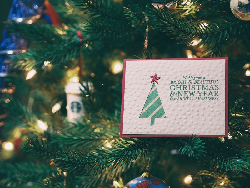 Vianočná pohľadnica položená na stromčeku