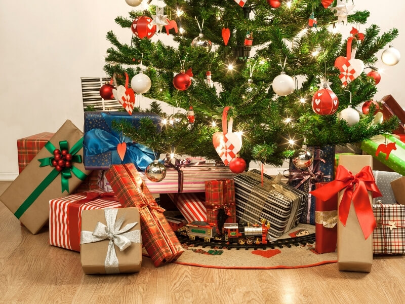 Zabalené darčeky pod vianočným stromčekom.