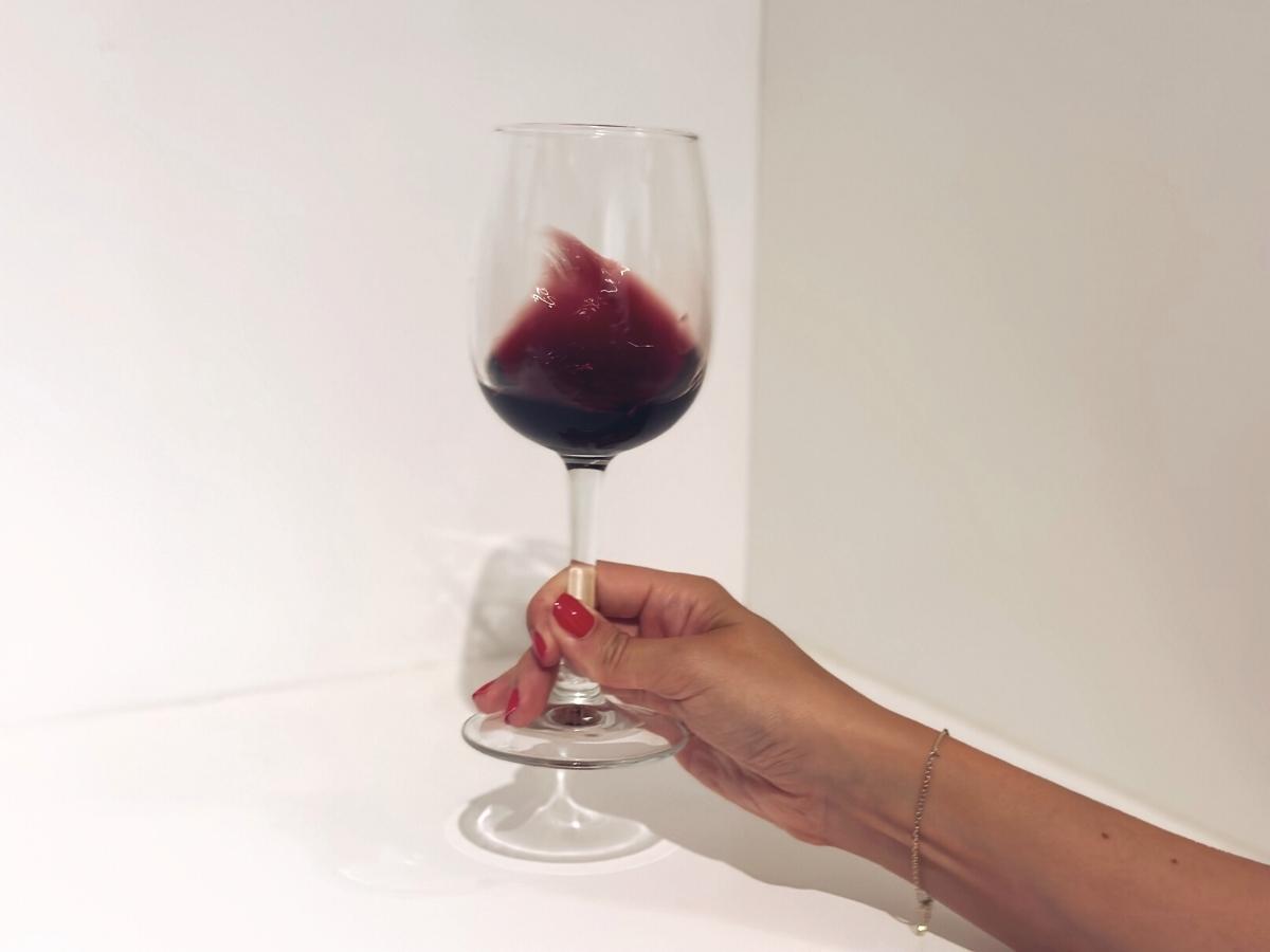 Vírenie vína v pohári.