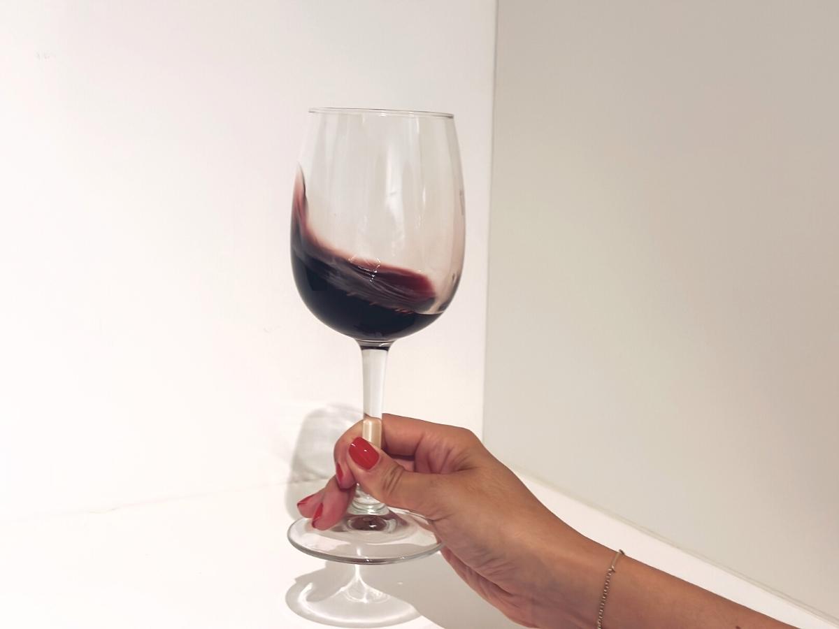 Vírenie červeného vína v pohári.