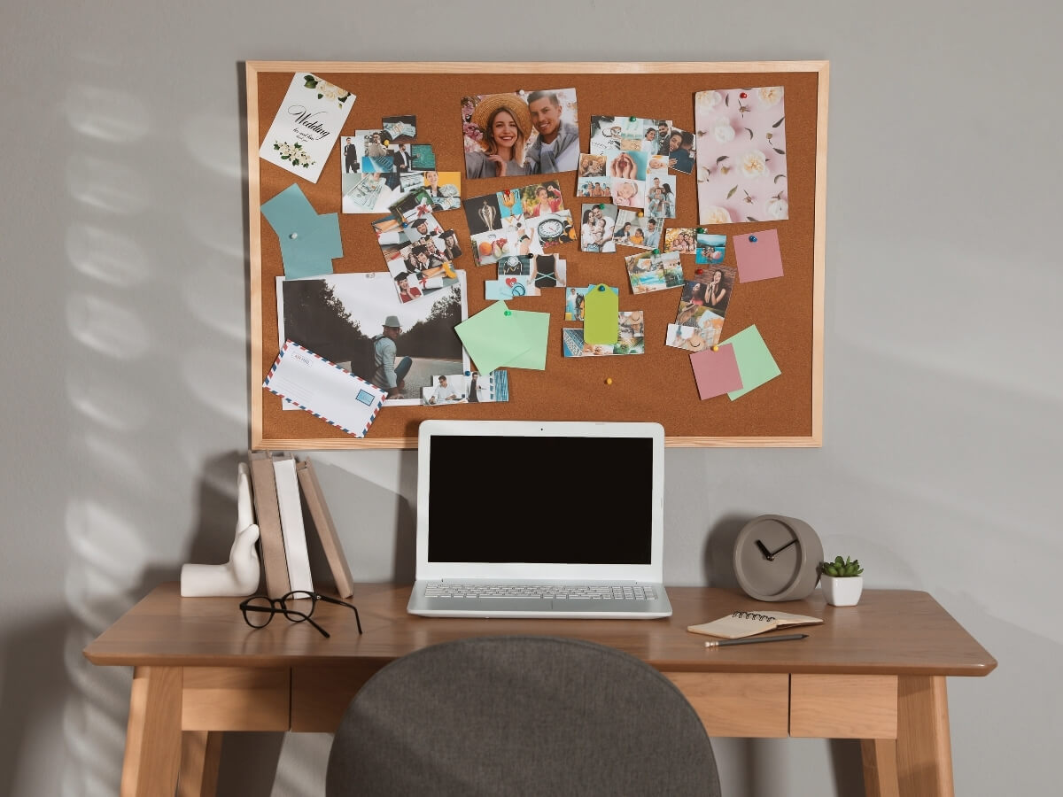  Vision board nad pracovným stolom. 