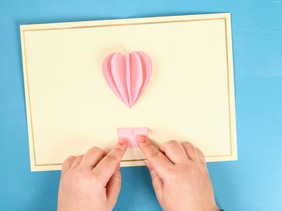 Výroba balónu z ružového papiera na svadobnú pohľadnicu.