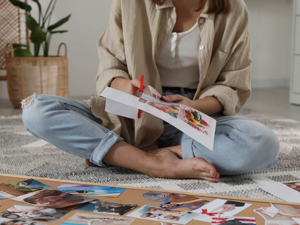 Vystrihovanie vytlačených fotografii do vision board.