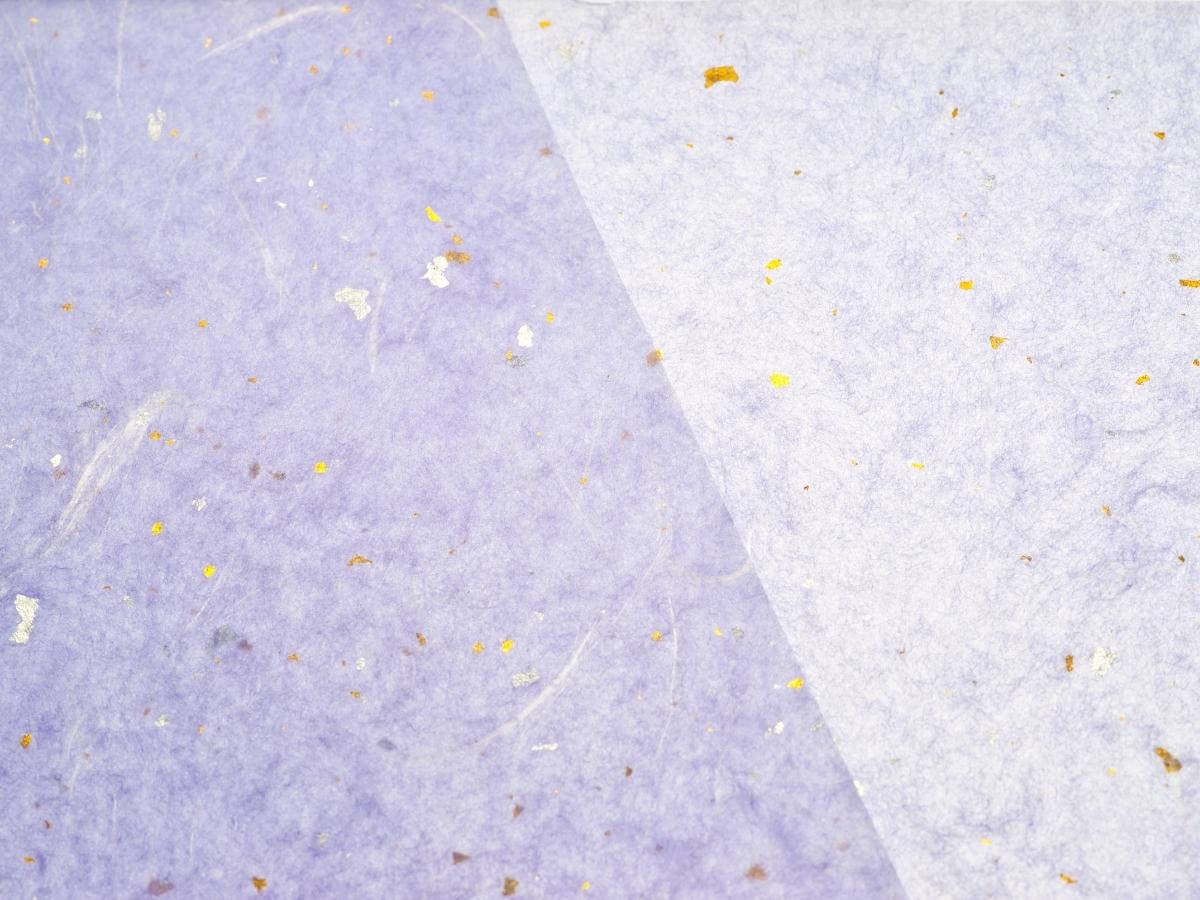 Fialový papier Washi so zlatými lupienkami.