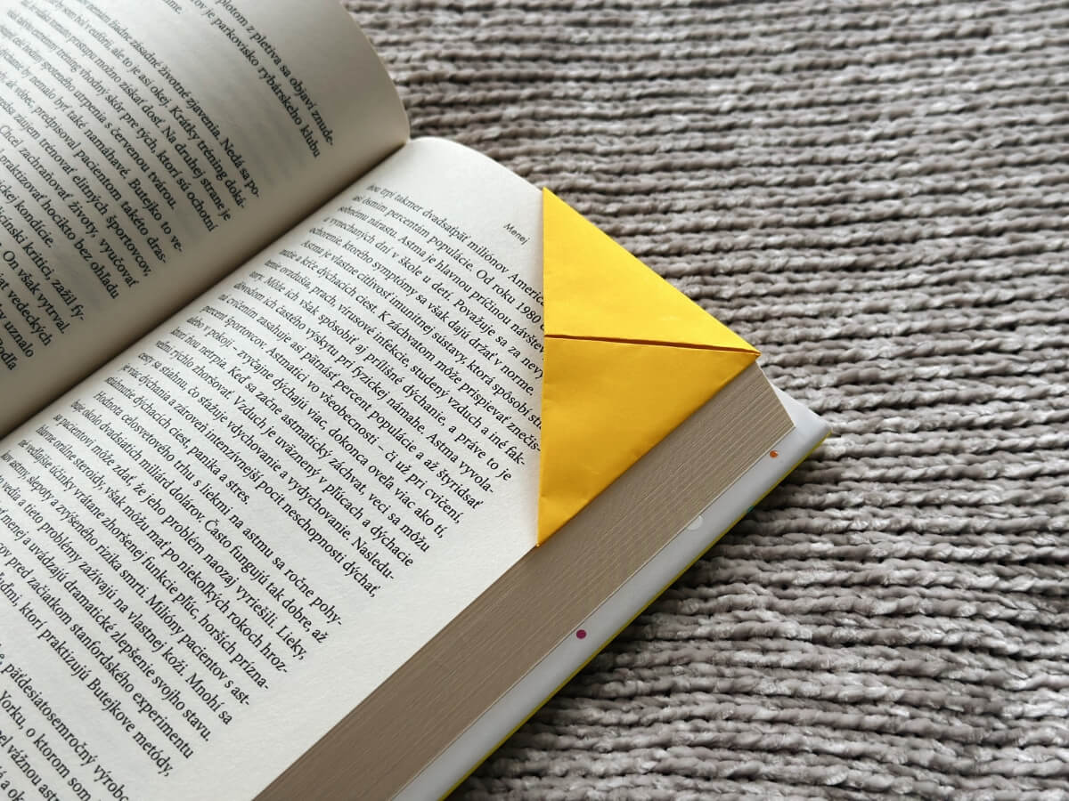 Žltá rohová origami záložka do knihy.