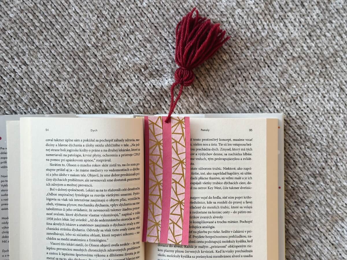 Záložka do knihy so strapčekom ozdobená washi páskami.