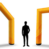 Reklamná nafukovacia brána so siluetou človeka