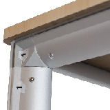 Hliníková konštrukcia promo pultu s popisom pre jednoduchú inštaláciu